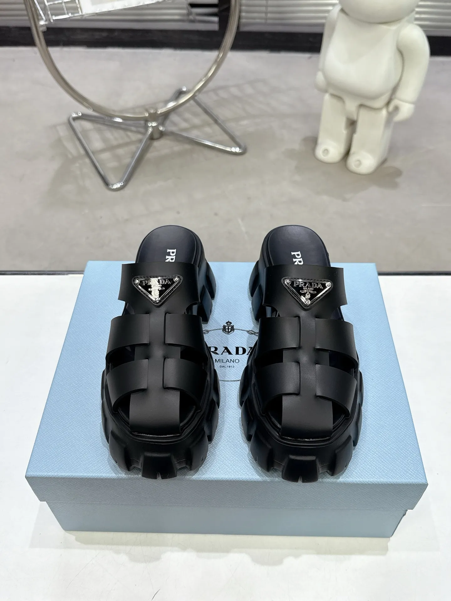 👟👟Ex-factory price 460👟👟 Women's shoes, women's clothing, 2025 exclusive version, super hot🎊🎊🎊hot prada triangle buckle serrated Roman thick-soled rubber foam ultra-light sandals Retro, fashionable and avant-garde, the upper perfectly restores the original craftsmanship, making the whole pair of shoes light and comfortable, full of holiday feel, and bright colors💐💐💐💐 to satisfy a variety of choices for fashionable people with different styles! The iconic metal triangle logo is paired with the shape of ancient beach sandals. Every design element is fashionable! Code number 35-40​
